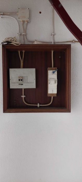 Arrenda-se garagem fechada - box