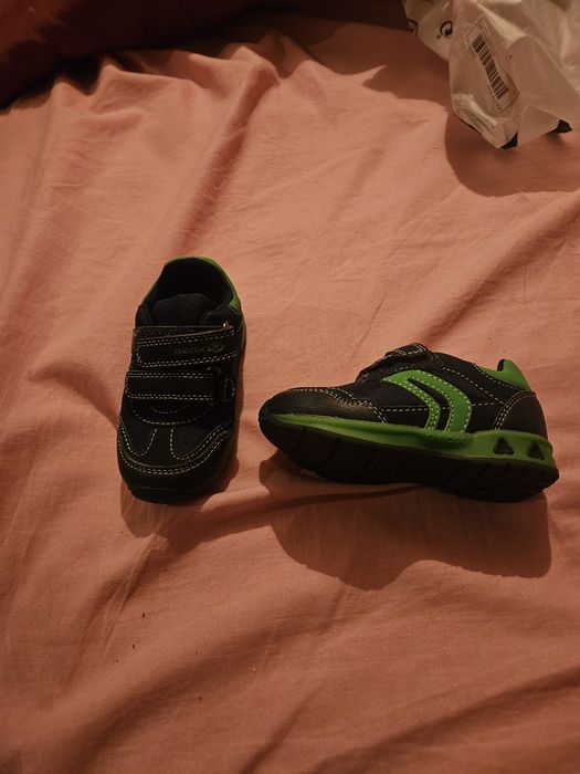 Saptos novos para menino