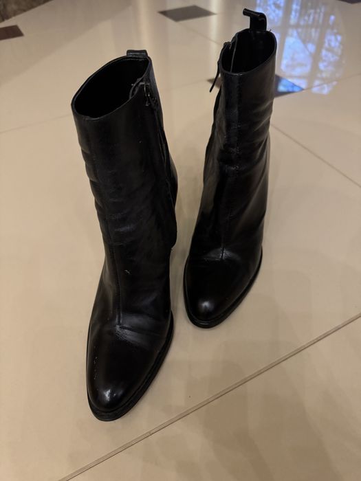 Чорні шкіряні чобітки
