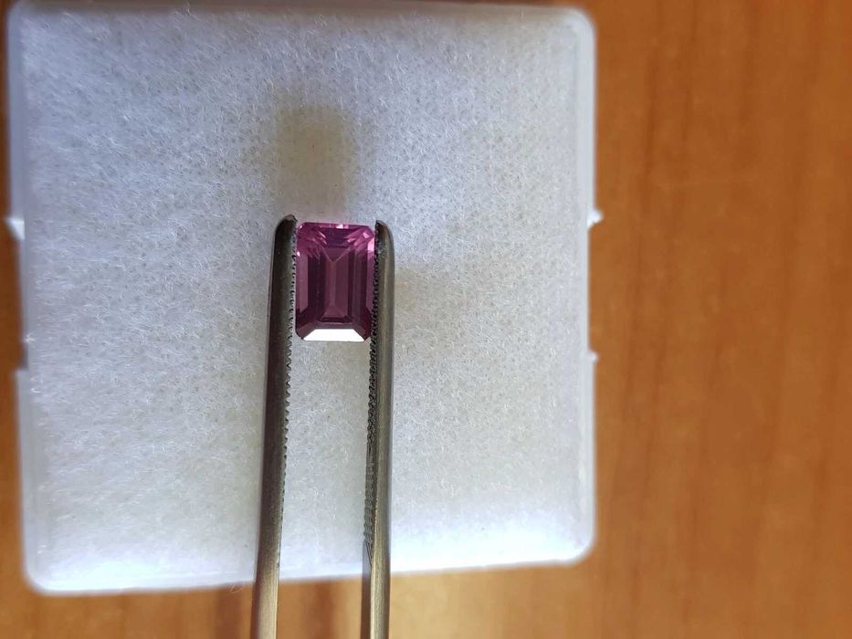 IGI Certificado – Espinela Natural Rara Roxo-Rosa Facetada, Corte Esmeralda, 1,29 Quilates