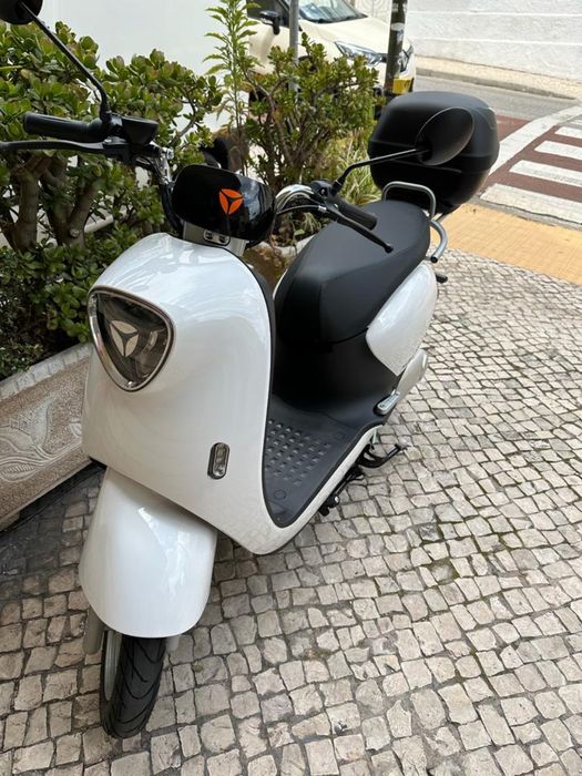 Scooter Yadea M6 como nova
