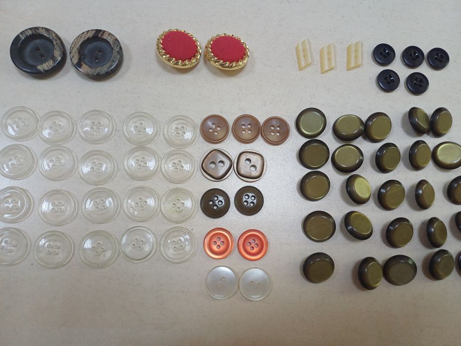 Продам пуговицы б/у отличного качества!