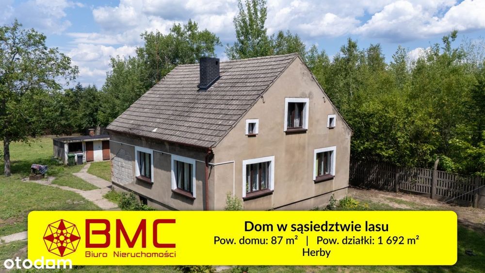 Herby dom z potencjałem na przeciw lasu
