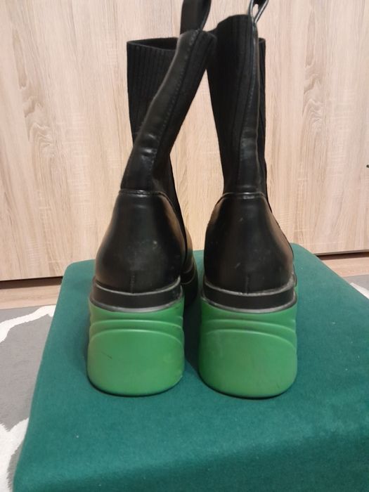 Stylowe botki na słupku