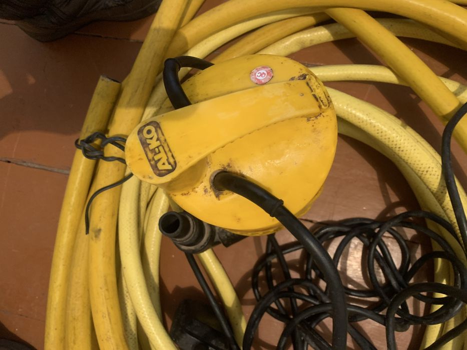 Насос та шланг для відкачування води та поливу