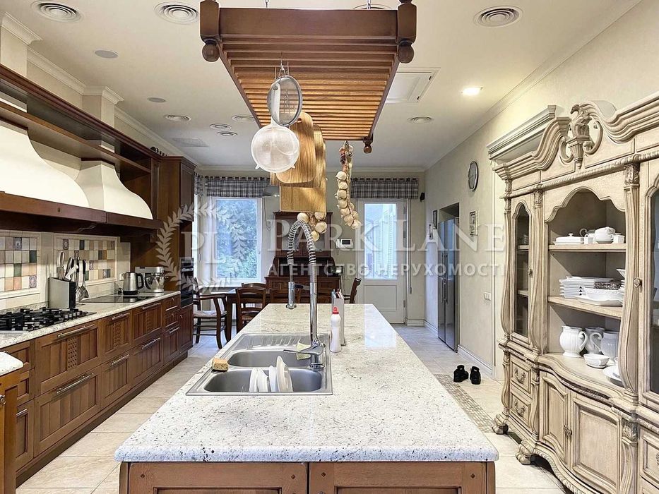 Оренда будинку Лісники. Будинок під горою. 1.3га землі.