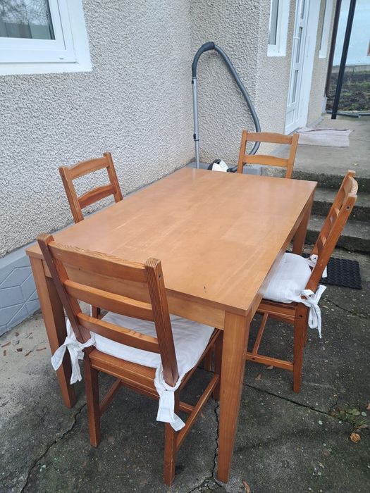 Продається  стіл та стільці дерев'яні ,вживані в хорошому стані