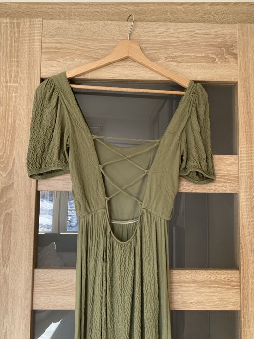 Oliwkowa sukienka midi  z odkrytymi plecami