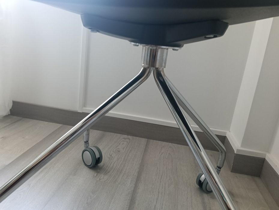 Cadeira Preta e Prateada