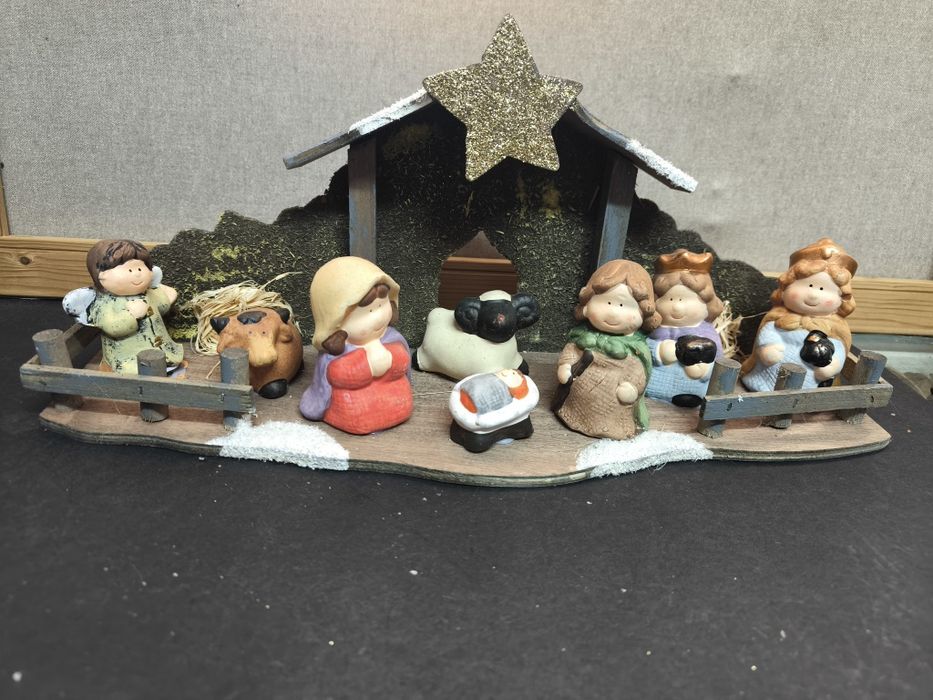 Presépio Cerâmica e Madeira
Presépio decorativo com figuras em cerâmic