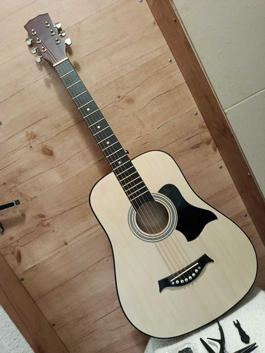 гитара акустическая бежевая три четверти