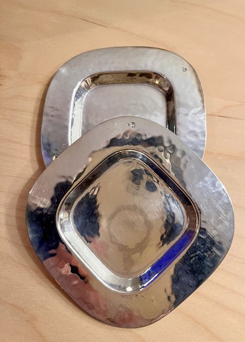 Dois pratos em prata