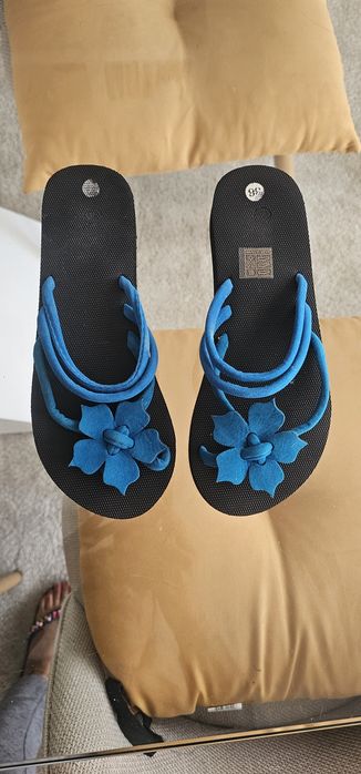 Chinelas / Sandálias Rasas Azuis com Tiras e Detalhe de Flor (Como Novas)