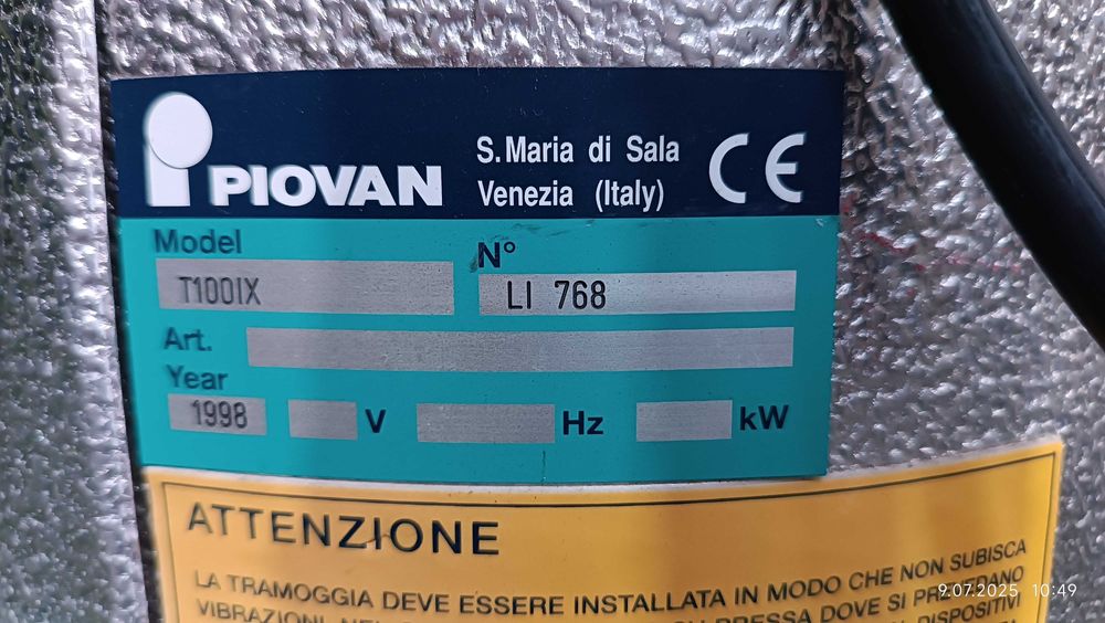 Zbiornik na granulat PIOVAN T100IX z podajnikiem Plastic Systems VLM5