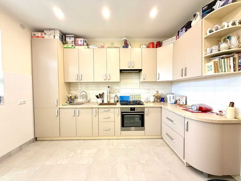 Сучасний будинок 237 м² з ремонтом та ділянкою 17,5 соток