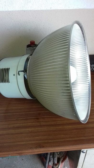 4 Lindos e grandes candeeiros industriais