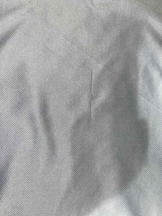 Polo da Moncler so com um pequeno defeito : uma descosidela pequena