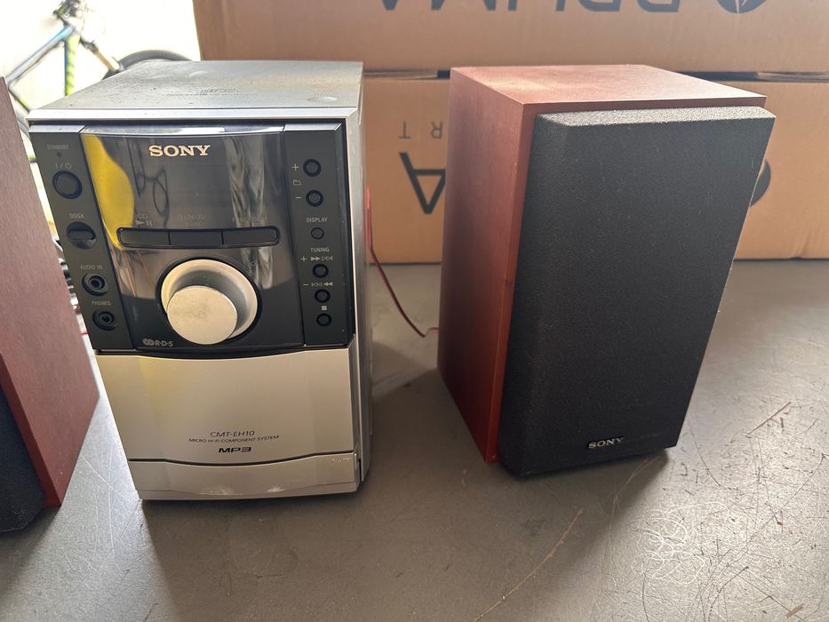 Rádio e 2 Colunas Sony em bom estado