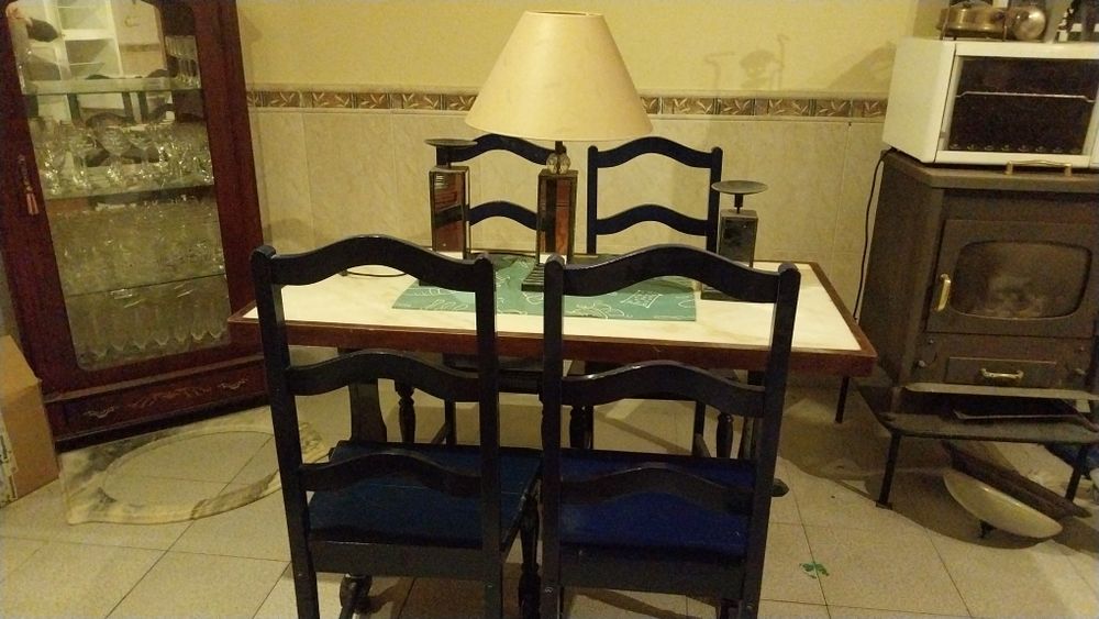 Mesa madeira e mármore com 4 cadeiras