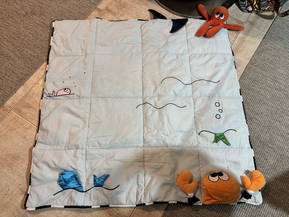 Tapete atividades alcochoado com bonecos Ikea