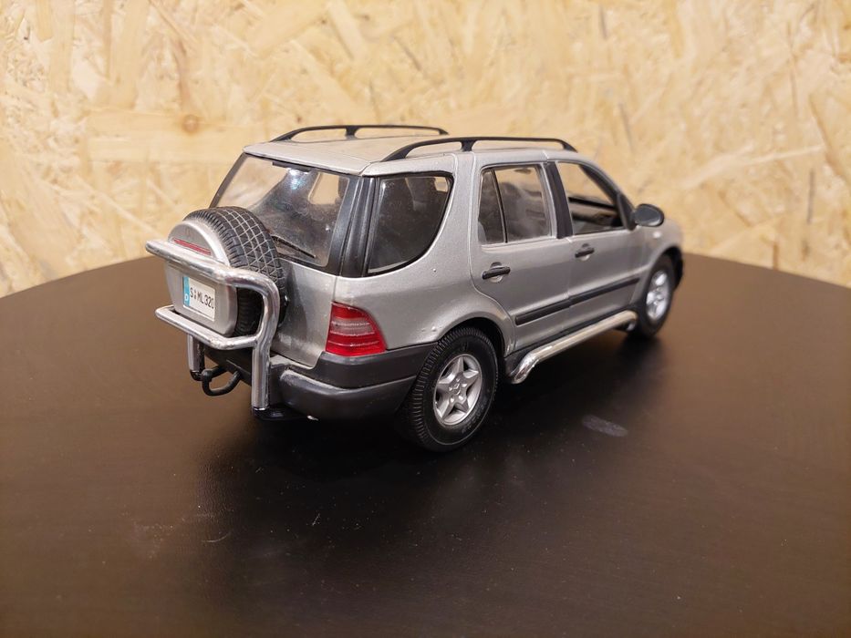 Model 1:18 Mercedes ML320 Maisto