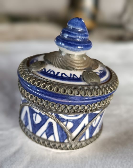 Pote de cerâmica tradicional (jobbana marroquina)azul com tampa cónica
