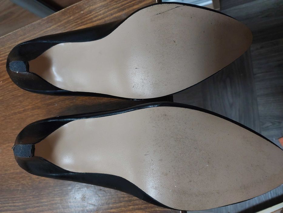 Отдам даром женскую обувь