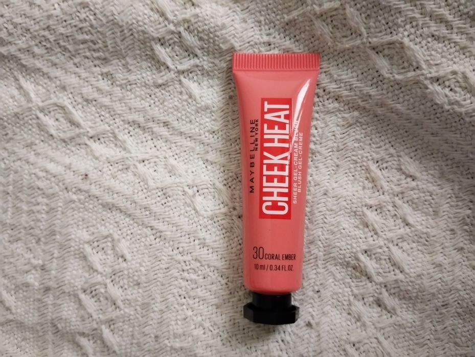 żelowo-kremowy róż do policzków Maybelline New York Cheek Heat w odcieniu 30 Coral Ember.
