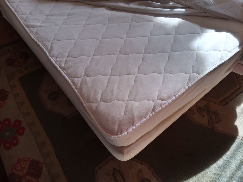 1 x Cama de solteiro de L.90cm (só sommier) sem Cabeceira