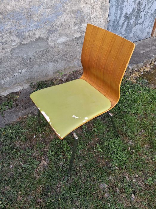 krzesło ze sklejki wyściełane na metalowej podstawie