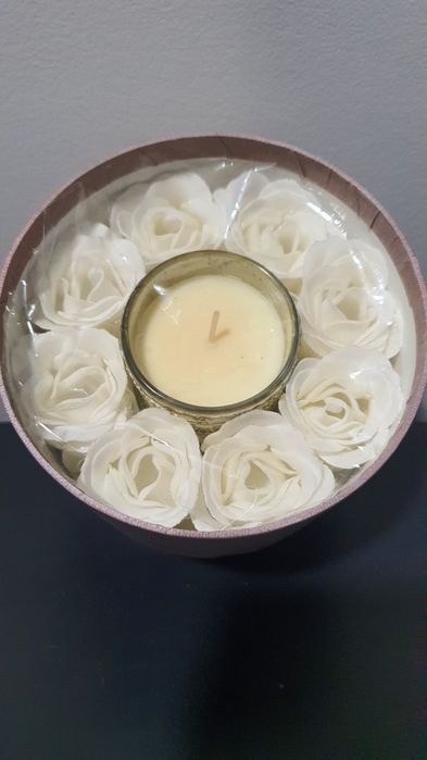 Mathilde M - Caixa com 8 flores de sabão perfumado + vela