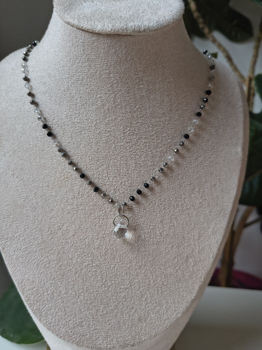 Naszyjnik delikatny czarne koraliki pryzmatowa kropla