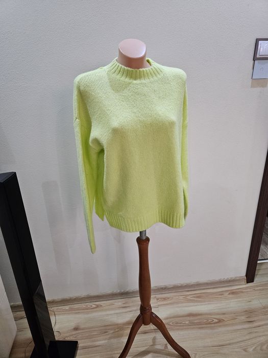 Sweter w pięknym kolorze