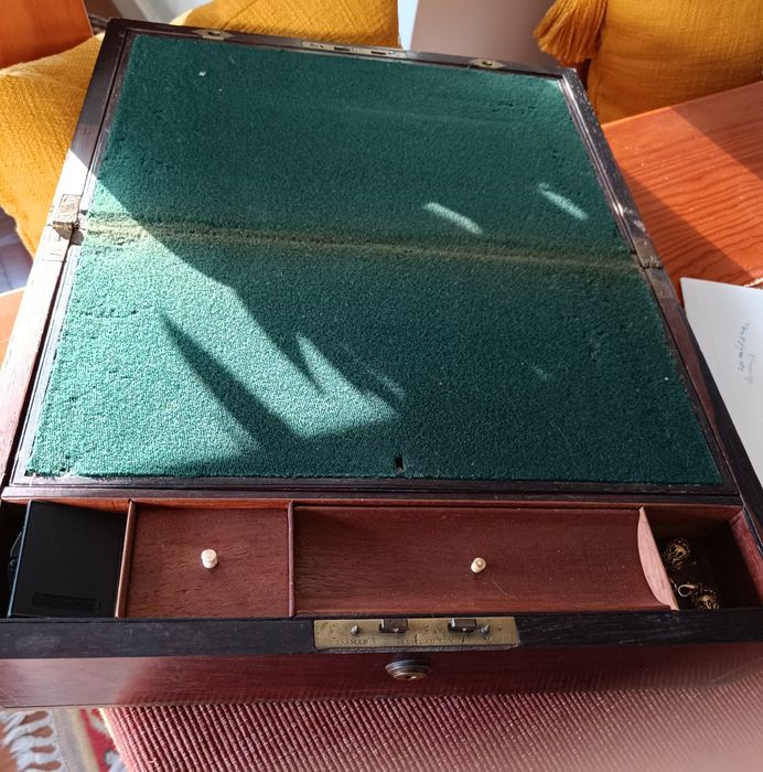 Secretária de viagem em pau santo