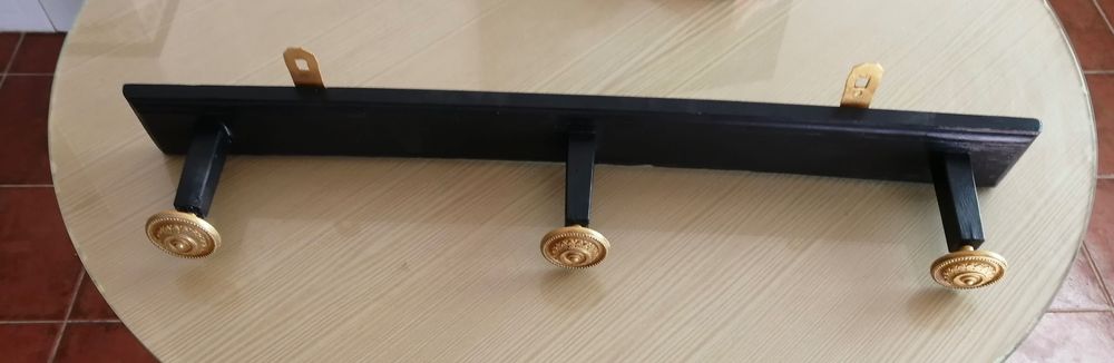 cabide em madeira da arte do lixo