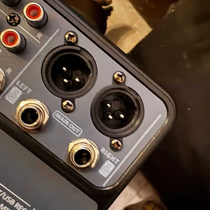 Микшерный пульт с микрофонным входами - микшер на 4 канала