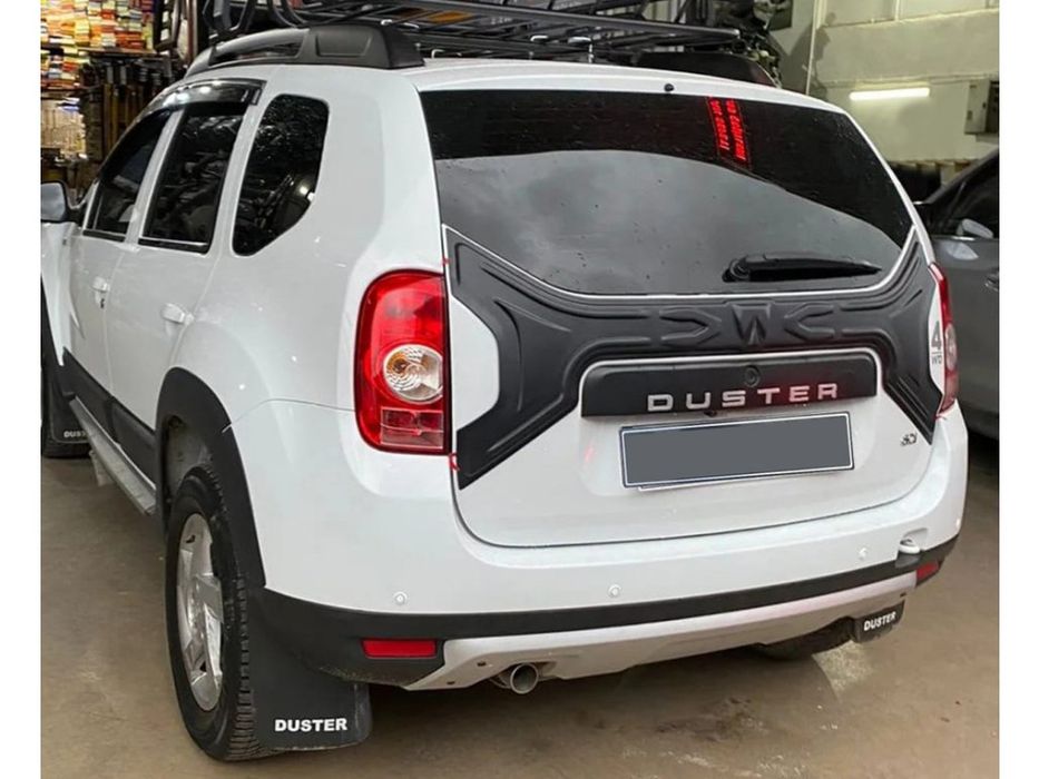 Dacia Duster 2010-2018 Пластикова накладка на кришку багажника