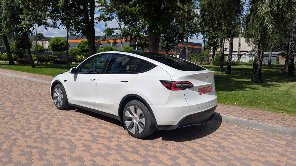 Продаж автомобіля Tesla Model Y 2023 року