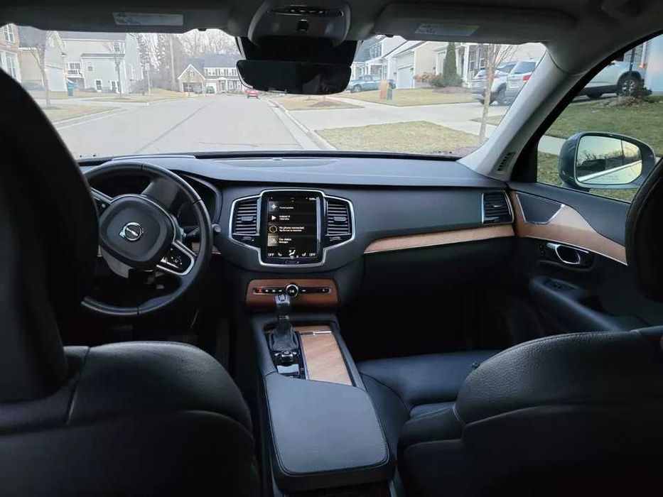 2022 Volvo XC90 T6 AWD Momentum