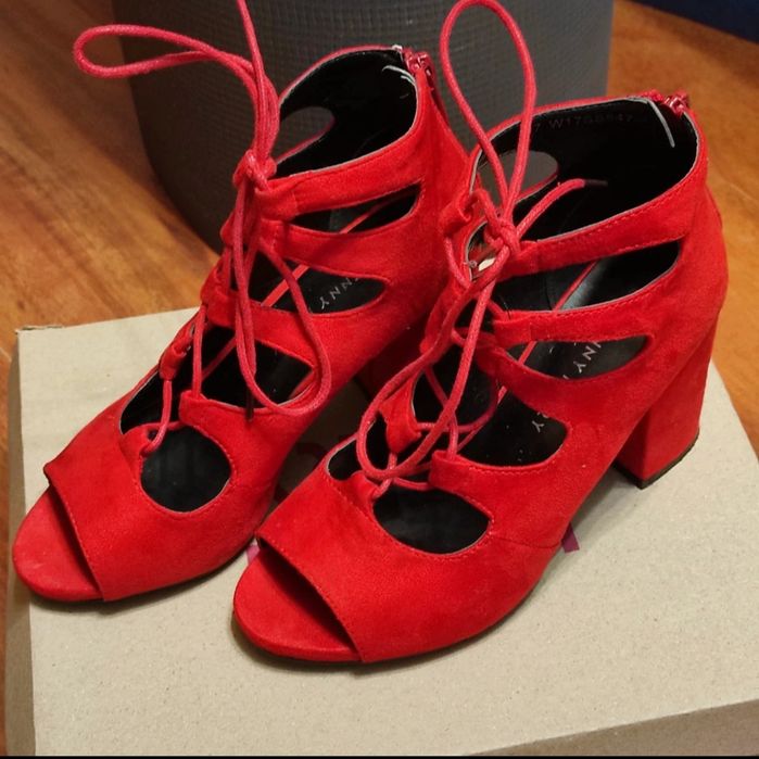 Czerwone sandałki na słupku