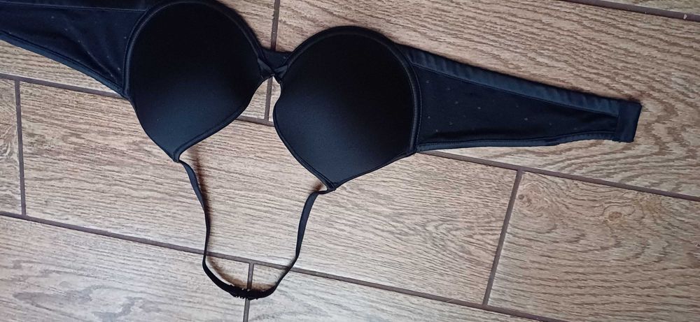 Czarny biustonosz Essentials r. 80 B