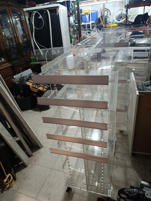 Prateleiras em acrílico com rodas 20€ cada