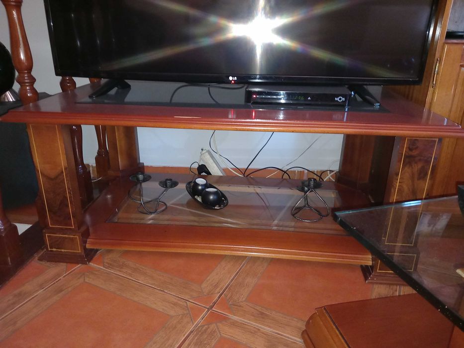 Mesa de vidro e madeira