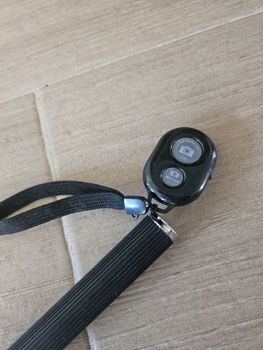 Selfie stick tira fotos smartphone