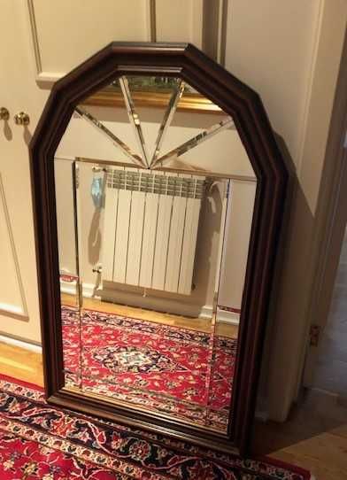 Espelho alto com lindíssimo desenho biselado e aro madeira maciça