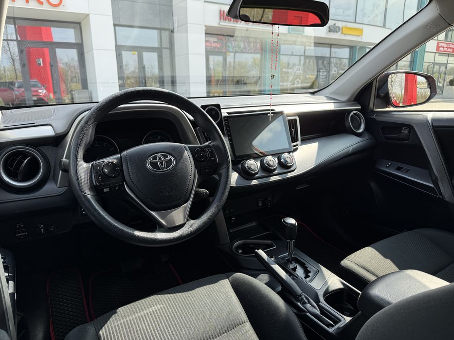 Toyota RAV4 2017 рік