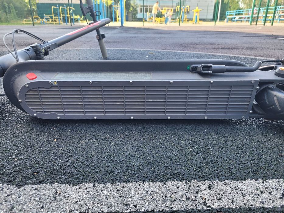 Продам самокат Xiaomi Mi Electric Scooter 1S