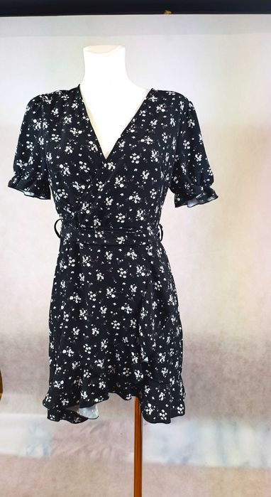 Nowa Piękna Sukienka z falbaną S/M Kopertowy Dekolt Kobieca i Stylowa