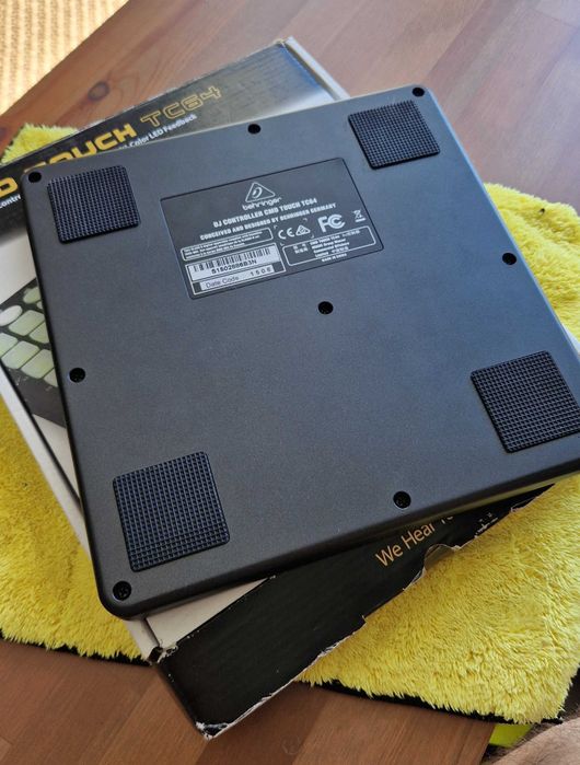 Controlador DJ Behringer CMD touch 64.