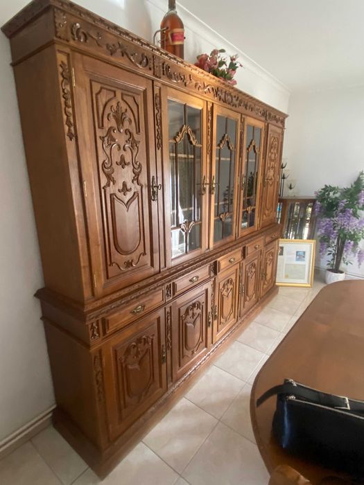 móvel de sala em madeira de castanho